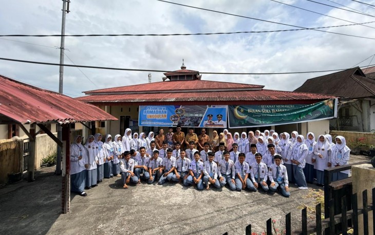 Bupati Welly Motivasi Siswa di Pesantren Ramadan Unggulan Lubuk Sikaping