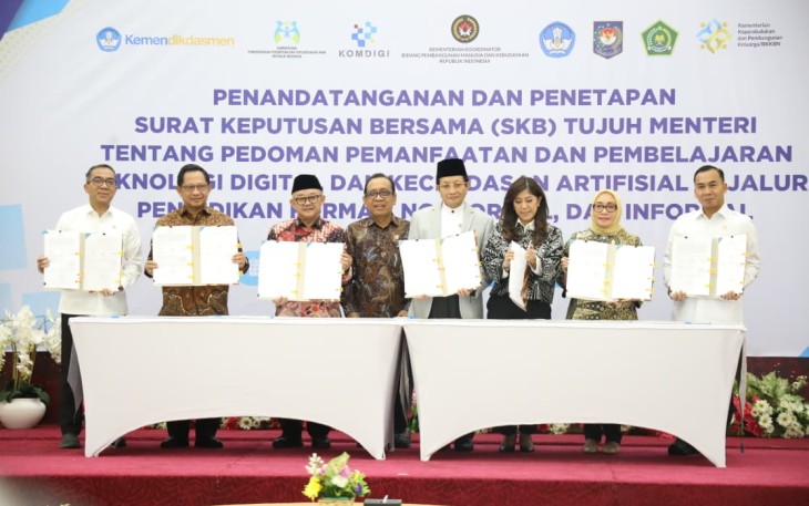 Menteri Dalam Negeri (Mendagri) Muhammad Tito Karnavian menandatangani Surat Keputusan Bersama (SKB) 7 Menteri terkait pedoman pemanfaatan teknologi digital dan kecerdasan artifisial di jalur pendidikan formal, non-formal, dan informal
