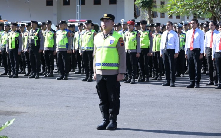 Apel gelar pasukan Operasi Ketupat Candi 2026, di halaman Gedung Kebudayaan Karanganyar, Kamis (12/3/2026)