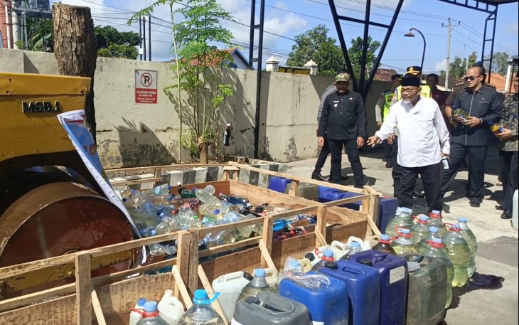  Pemusnahan ribuan botol berbagai jenis dan merek minuman keras, di Mapolres Karanganyar, Kamis (12/3/2026)