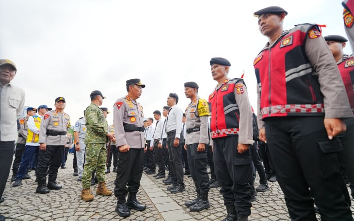  Kapolri Jenderal Listyo Sigit Prabowo bersama Panglima TNI Jenderal Agus Subianto memimpin Apel Gelar Pasukan Operasi Ketupat 2026 di kawasan Monumen Nasional (Monas), Jakarta Pusat pada Kamis (12/3)
