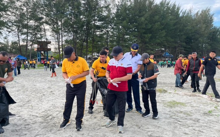Asisten II Sekretariat Daerah (Setda) Provinsi Bengkulu Bidang Perekonomian dan Pembangunan, RA Denni, menghadiri kegiatan Gerakan Membersihkan Pantai Rame-Rame (GEMPAR) yang dilaksanakan di Pantai Zakat, Bengkulu, Selasa (31/3) /Foto : MC 