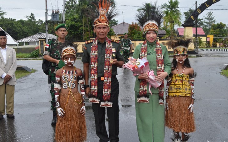Kodim 1710/Mimika Gelar Tradisi Penyambutan Dandim dan Ketua Persit KCK