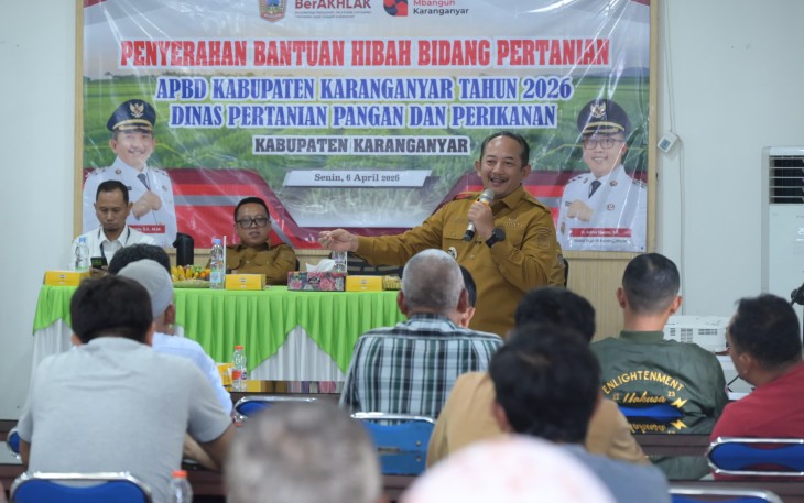 Bupati Rober Christanto memberikan pidato arahan dalam kegiatan penyerahan bantuan hibah bidang pertanian di Aula Kantor Dispertan PP Karanganyar, Senin (6/4/2026)