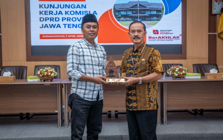 Wakil Ketua Komisi A DPRD Jawa Tengah, Mukafi Fadli, menyerahkan cinderamata kepada Asisten Perekonomian dan Pembangunan Sekda Karanganyar, Titis Sri Jawoto