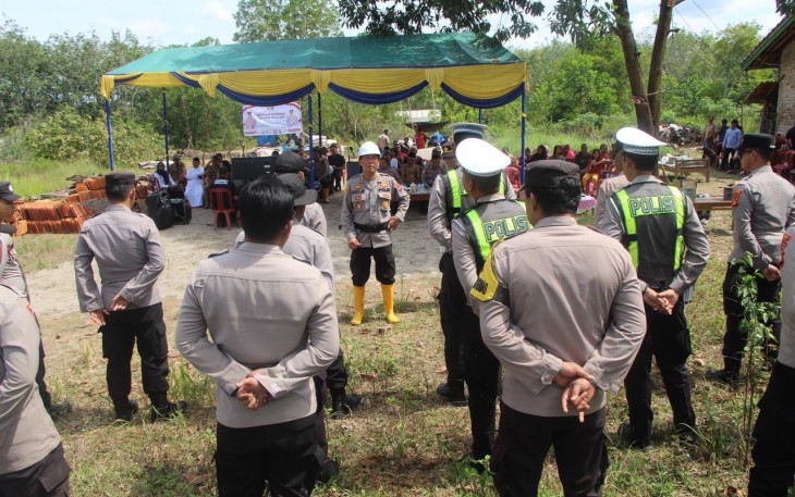 Dalam rangka memperingati Hari Ulang Tahun (HUT) Bhayangkara ke-80, Polres OKU Timur melaksanakan program bedah rumah bagi masyarakat kurang mampu