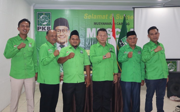 Empat nama tokoh kandidat Calon Ketua, Ipong Dalimunte, Ikhwan Nasution, Mahmuddin Nasution, Sofyan Hanafi Tanjung, photo bersama dengan Dewan Pimpinan Pusat (DPP) dan DPW PKB