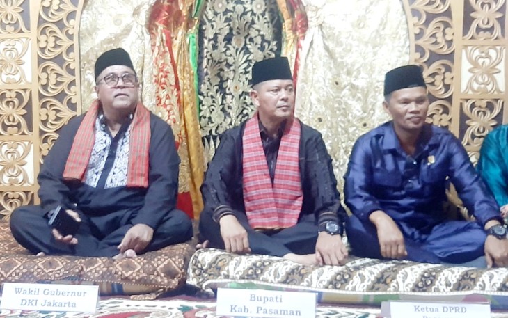 Makan Bajamba Rano Karno yang didampingi Bupati Pasaman Welly Suhery