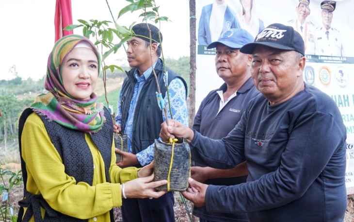 Badan Koordinasi Organisasi Wanita (BKOW) Provinsi Kepri membagikan 700 bibit tanaman perkebunan kepada Kelompok Tani Maju Jaya, Kampung Jawa, Cikolek, Toapaya Selatan, Kabupaten Bintan, Selasa (14/4/2026)