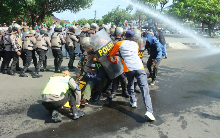 Polres Karanganyar menggelar latihan kesiapan satuan berskala besar dan simulasi penanganan konflik sosial, di Plaza Alun-Alun Kabupaten Karanganyar, Senin (20/4/2026)