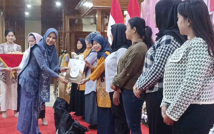 Wakil Ketua DPRD Jatim Sri Wahyuni Beri Tali Asih ke 62 Perempuan Inspirati