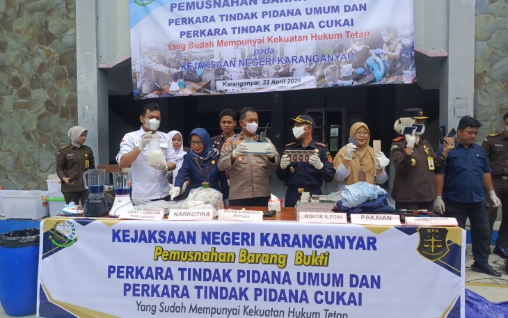 Pemusnahan barang bukti perkara tindak pidana umum dan tindak pidana cukai yang sudah berkekuatan hukum tetap oleh Kejaksaan negeri Karanganyar, di halaman SMA Negeri 2 Karanganyar, Rabu (22/4/2026).