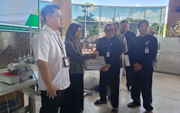  Penyaluran bantuan Asistensi Rehabilitasi Sosial (Atensi) di Pendopo Rumah Dinas Bupati Karanganyar, Kamis (23/4/2026)