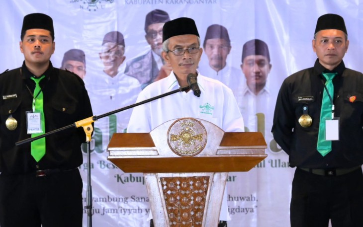 Ketua PCNU Karanganyar, Nuril Huda, berpidato dalam acara halal bihalal pengurus dan warga NU se-Kabupaten Karanganyar, di Gedung Kebudayaan Karanganyar, Minggu (26/4/2026)