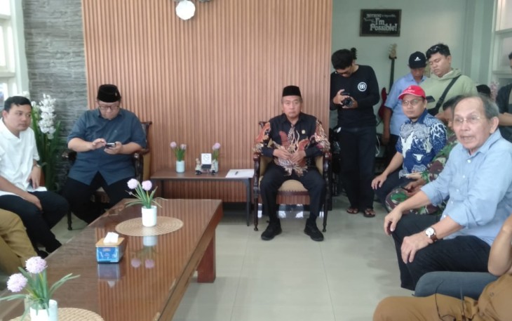 Wakil Ketua Komisi A, Budiono dan beberapa anggota Komisi A, Yordan M Batarara Goa dan Fredy Purnomo serta anggota DPRD Jatim Dapil Surabaya Fuad Benardi