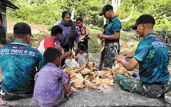 Yonarmed 12 Kostrad Panen Jagung di Perbatasan RI–RDTL