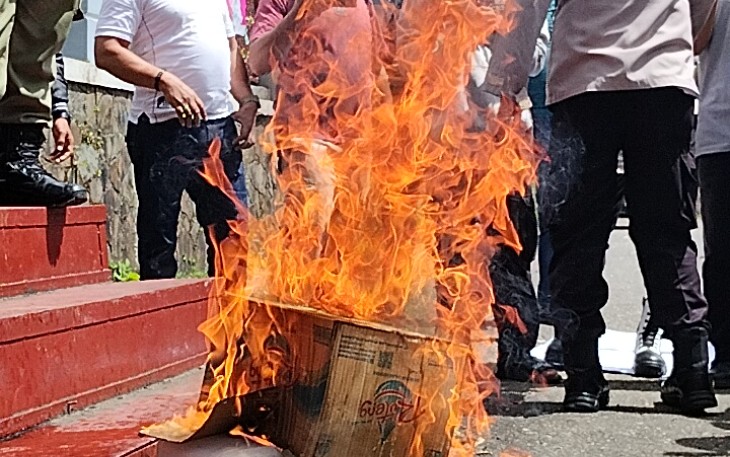 Puluhan massa dari Forum Aliansi Mahasiswa dan Masyarakat Peduli Manggarai menggelar aksi unjuk rasa yang sempat memanas di depan Kantor Bupati dan DPRD Kabupaten Manggarai