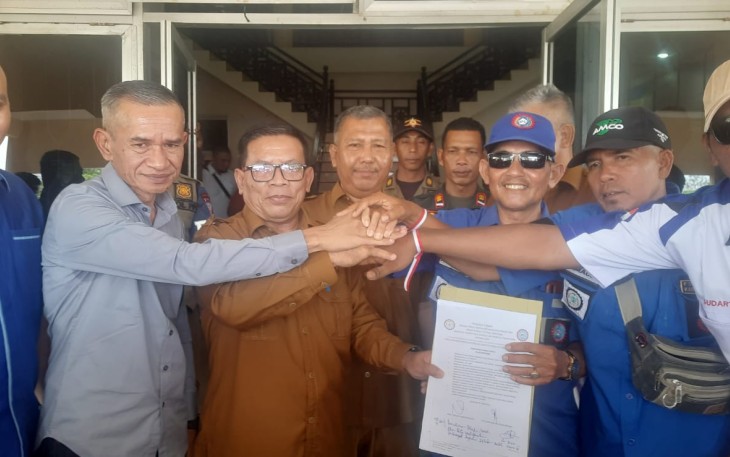 Buruh Demo di Kantor Bupati Aceh Singkil