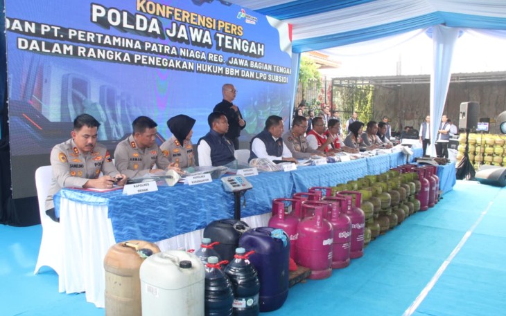 Ditreskrimsus Polda Jateng bersama PT Pertamina Patra Niaga menggelar konferensi pers pengungkapan kasus mafia migas di Mapolda Jateng, Selasa (5/5/2026). (Foto: Istimewa)