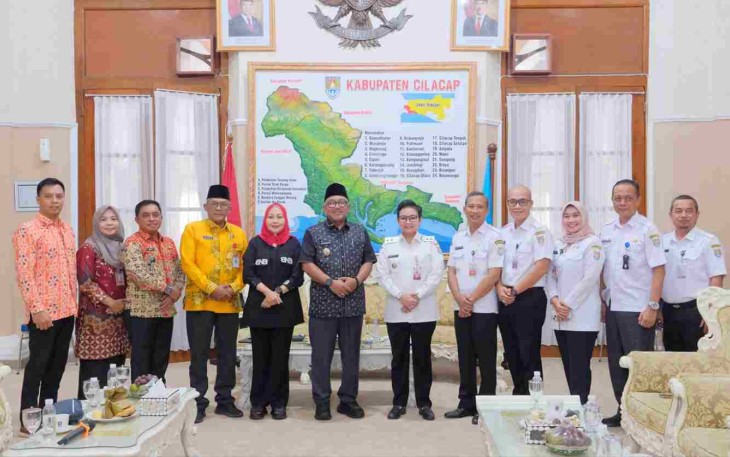 Wali Kota Tanjungpinang, Lis Darmansyah mempelajari sistem pengelolaan sampah modern berbasis Refuse Derived Fuel (RDF) di Tempat Pengolahan Sampah Terpadu (TPST) RDF Jeruklegi, Kabupaten Cilacap, Rabu (13/5)