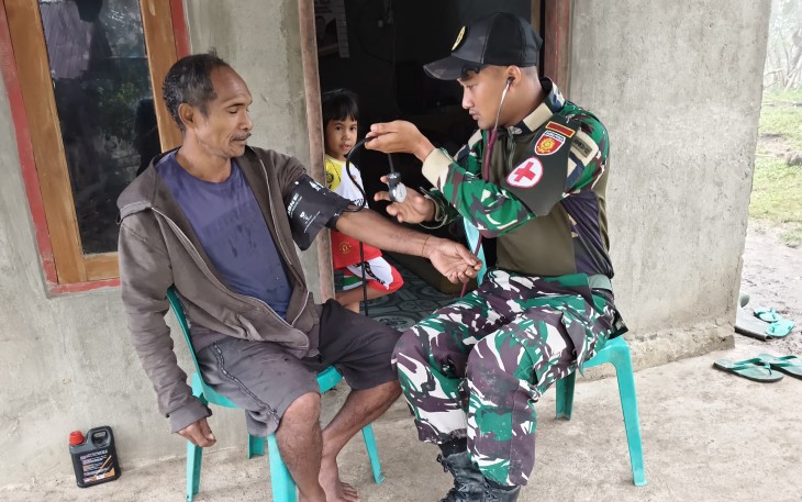 Satgas Yonarmed 12 Kostrad Tingkatkan Kesehatan Masyarakat Melalui Yankes Keliling