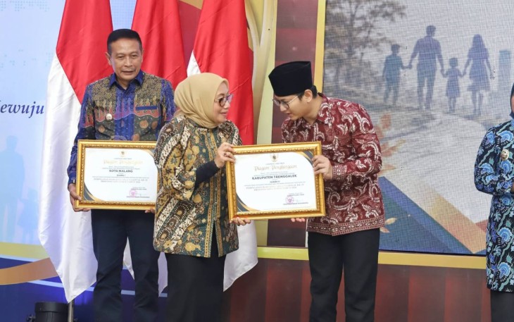 Bupati Trenggalek, Mochamad Nur Arifin, saat menerima penghargaan Pencegahan Perkawinan Anak (PPA) Award Provinsi Jawa Timur, Tahun 2026