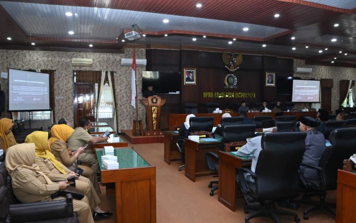 Situasi sidang paripurna DPRD Kabupaten Trenggalek, agenda penyerahan Nota Penjelasan Ranperda Tentang Perubahan Perda nomor 12 dan 13 tahun 2015 tentang Pemerintahan Desa dan Pemilihan Kepala Desa dan BPD