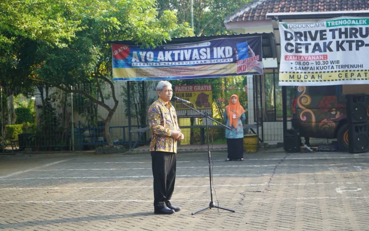Sekretaris Daerah Kabupaten Trenggalek, saat melaksanakanapel ASN bersama 4 Organisasi Perangkat Daerah di halaman Dinas Kependudukan dan Pencatatan Sipil