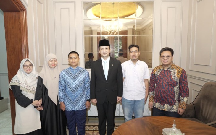 Menteri Transmigrasi M. Iftitah Sulaiman Suryanagara menerima audiensi Roman Iqbal Amirullah, siswa berprestasi lulusan MTs. Negeri 1 Tangerang Selatan, Banten