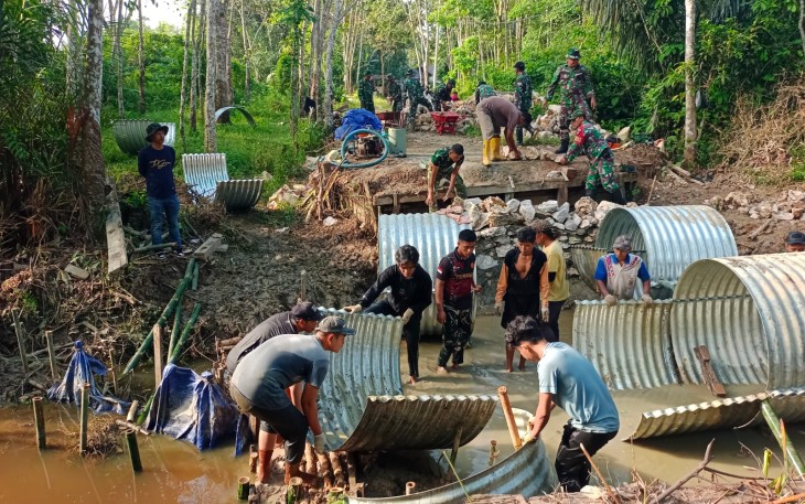 Sinergi TNI-Rakyat Percepat Pembangunan Empat Jembatan di Hulu Sungai Tengah