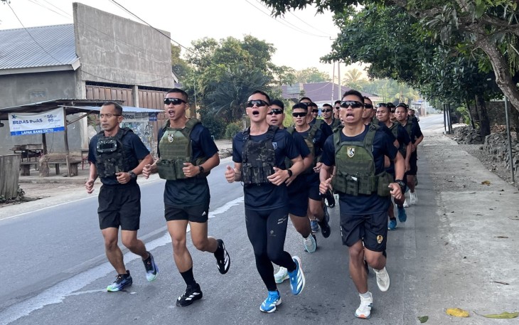 Yonarmed 12 Kostrad Tingkatkan Ketahanan Fisik Prajurit Melalui Lari 5K Berbodyvest di Atambua