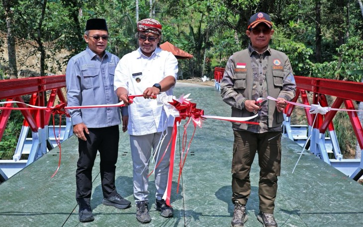 Kepala Badan Nasional Penanggulangan Bencana (BNPB), Letjen TNI Dr. Suharyanto, S.Sos., M.M., meresmikan penggunaan Jembatan Bailey darurat
