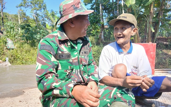 Senyum warga bersama prajurit TNI di sela pelaksanaan TMMD Reguler Ke-129 Kodim 0714/Salatiga di Desa Cukil, Kecamatan Tengaran, Kabupaten Semarang. Di balik senyum sederhana itu, tumbuh kebersamaan dan harapan baru bagi desa.