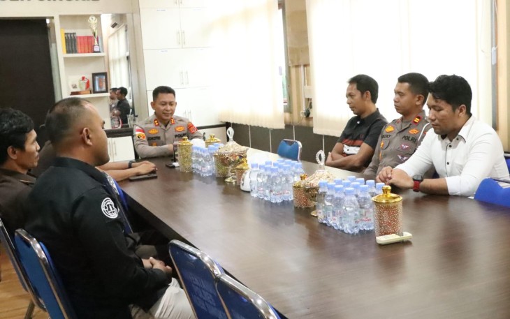 Polres Aceh Singkil dan Kejari Aceh Singkil saat gelar pertemuan koordinasi di Markas Polres Aceh Singkil, Senin, (20/7/2026).