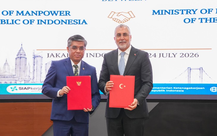 Menteri Ketenagakerjaan RI, Yassierli, dan Menteri Perburuhan dan Jaminan Sosial Republik Turki, Vedat Işıkhan, di Jakarta, Jumat (24/7/2026).