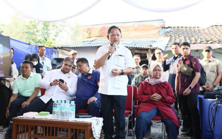 Mendagri Muhammad Tito Karnavian bersama Menteri Perumahan dan Kawasan Permukiman (PKP) Maruarar Sirait meninjau program perumahan rakyat di Desa Cilampeni, Kecamatan Ketapang, Kabupaten Bandung, Jawa Barat, Sabtu (25/7/2026).