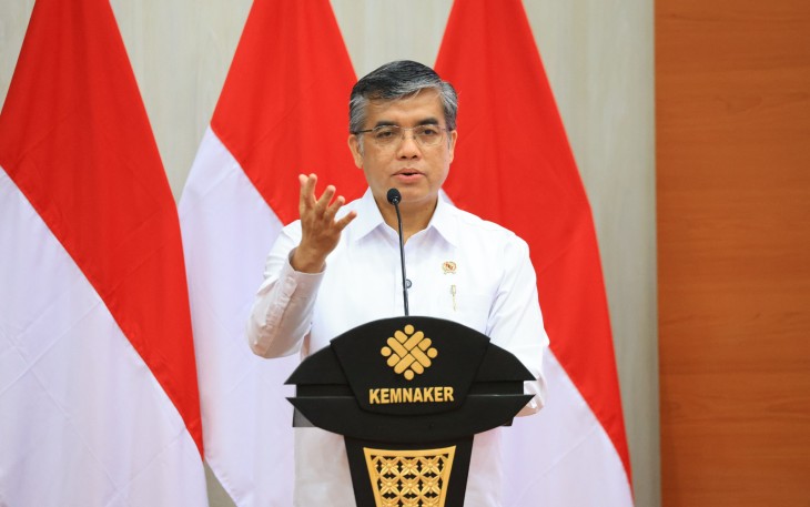 Menaker Yassierli saat membuka Silaturahmi Nasional Lembaga Kerja Sama (LKS) Tripartit Nasional di Ruang Tridarma Kemnaker, Jakarta, Selasa (28/7/2026).
