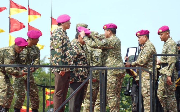 Wakil Panglima TNI dan Sejumlah Pejabat Negara Terima Warga Kehormatan dan Brevet Korps Marinir