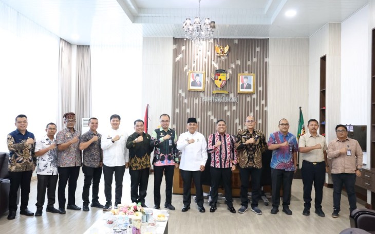 Foto bersama usai audiensi dengan Pemerintah Kabupaten Simalungun, Jumat (7/8).