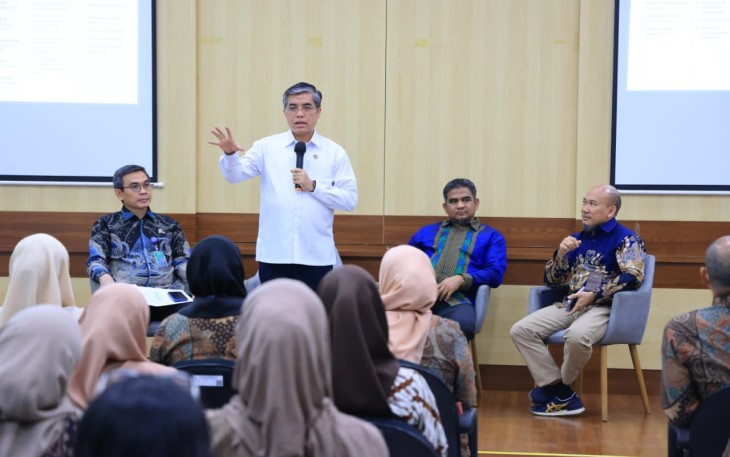 Menteri Ketenagakerjaan (Menaker), Yassierli, saat meninjau dan memberikan arahan kepada pegawai Balai K3 Bandung di Bandung, Jumat (7/8/2026).