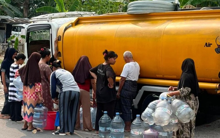 Penyaluran bantuan air bersih dan toren air kepada masyarakat di sejumlah titik di Kecamatan Babakan Madang, Kabupaten Bogor, Jumat (7/8/2026).