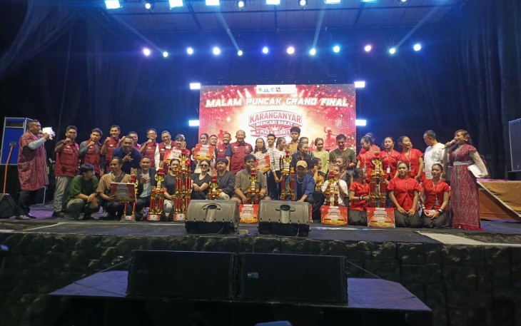 Para finalis KMB 2026 foto bersama di atas panggung usai diumumkan pada Malam Puncak Grand Final, di obyek wisata De' Tasikmadoe Heritage, Karanganyar, Sabtu (8/8/2026).