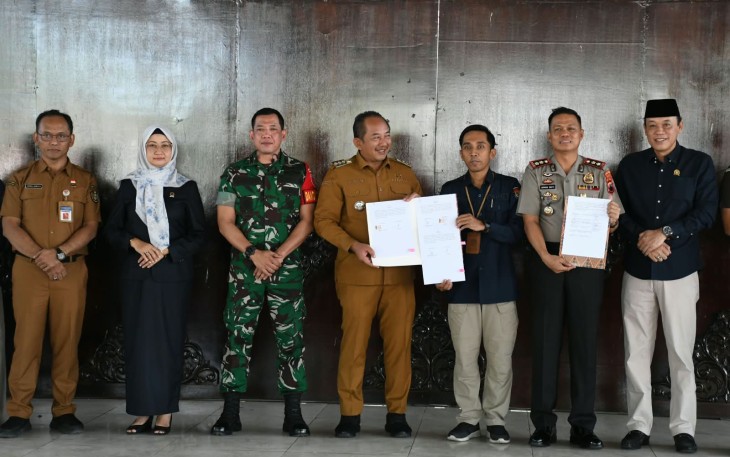  Penyerahan nota kesepakatan bersama Forkopimda Karanganyar dalam sosialisasi persiapan Pilkades Serentak Gelombang II 2027, di Pendopo Rumah Dinas Bupati Karanganyar, Senin (10/8/2026)