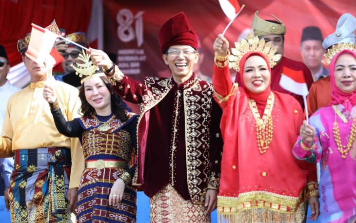 Wali Kota Batam, Amsakar Achmad, dan Wakil Wali Kota Batam, Li Claudia Chandra, serta Ketua TP-PKK Batam, Erlita Amsakar, bersama sejumlah pejabat melepas peserta pawai pembangunan dan pawai budaya di Dataran Engku Hamidah, Batam, Minggu (9/8/2026).