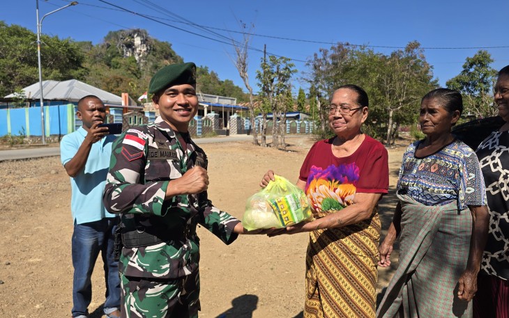  Jumat Berkah, Yonarmed 12 Kostrad Salurkan 30 Paket Sembako untuk Warga Umanen