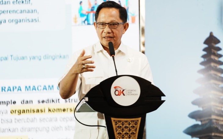 Menteri Dalam Negeri (Mendagri) Muhammad Tito Karnavian saat menjadi narasumber Sharing Session bertema Peluang dan Tantangan dalam Menciptakan Pemimpin yang Berbasis Teknokratik dalam Mendukung Ekonomi Daerah pada Pembekalan Calon Kepala OJK (PCKO) Angkatan 3 Tahun 2026 di Hotel Bidakara, Jakarta, Kamis (13/8/2026).