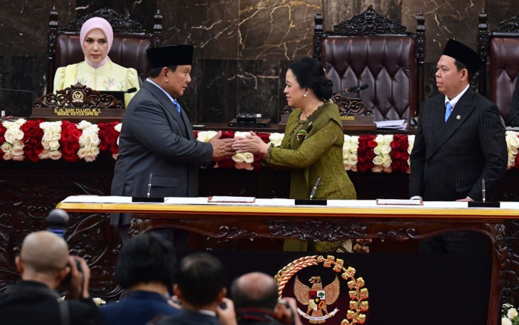 Penyampaian RUU APBN 2027 beserta Nota Keuangan dan dokumen pendukungnya disampaikan Prabowo kepada Puan sebagai Ketua DPR dalam Rapat Paripurna Pembukaan Masa Sidang I Tahun 2026-2027 di Gedung Nusantara, Kompleks Parlemen, Senayan, Jakarta, Jumat (14/8/2026) sore.