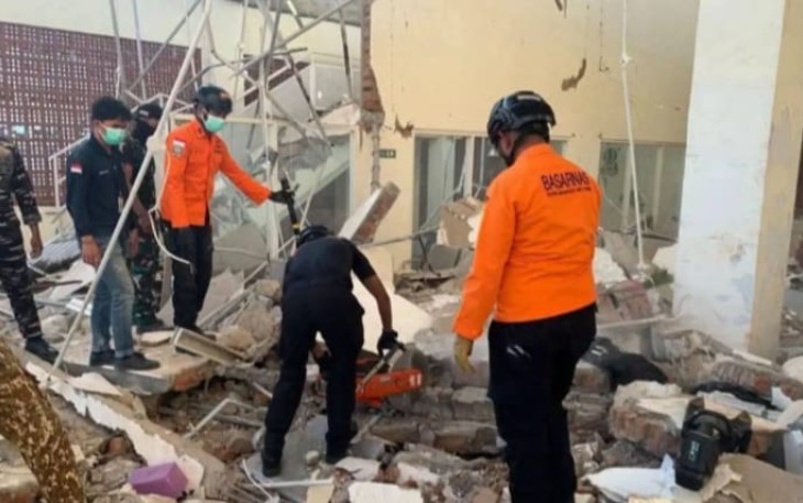 Petugas Basarnas NTT saat mencari korban dibawah reruntuhan usai gempa.