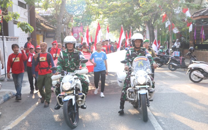 TNI-Polri Amankan Lomba Gerak Jalan HUT Ke-81 RI di Gandusari