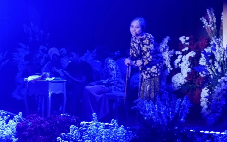 Pementasan "Surat untuk Indonesia" oleh Teater Nglilir SMAN 1 Karanganyar pada Malam Tirakatan HUT ke-81 RI di Gedung Rapat Paripurna DPRD Karanganyar, Minggu (17/8/2026) malam.